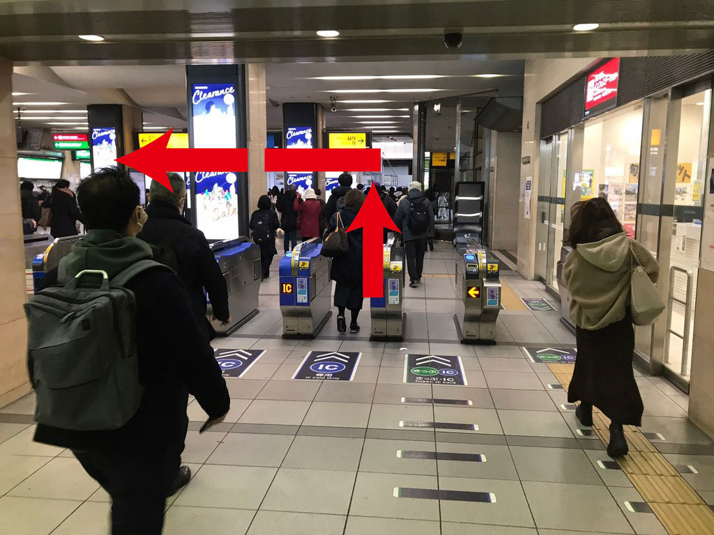 京阪電車京橋駅　中央改札口を出て左折します