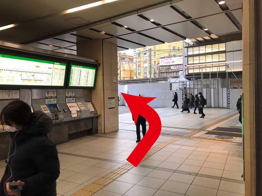 京阪電車京橋駅　中央改札口を出て左折します